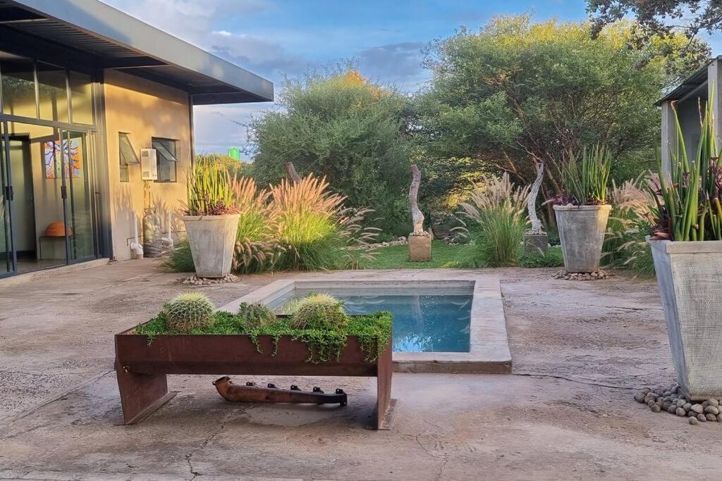 Hackberry House Black Thorn Cottage, Off Grid Khemsbok Kültér fotó